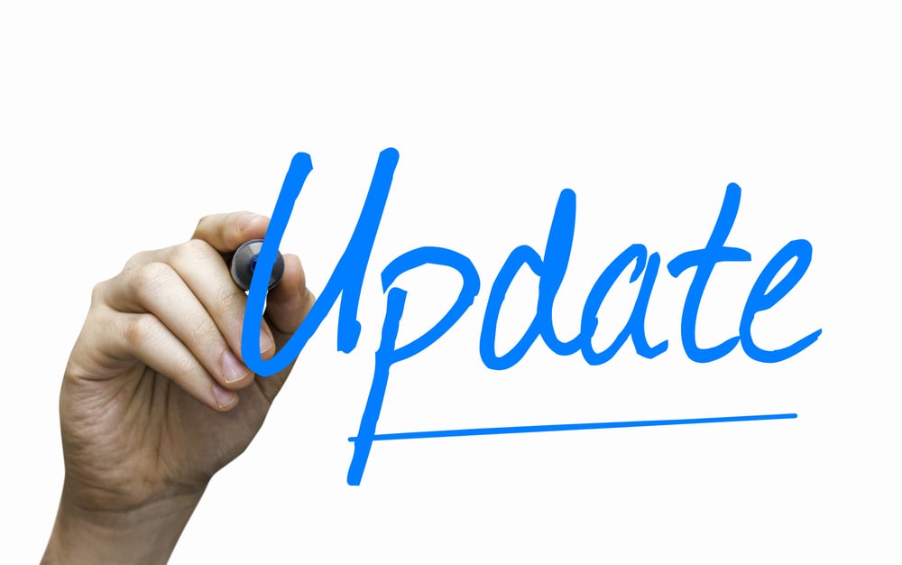  Jemand schreibt das Wort Update. 