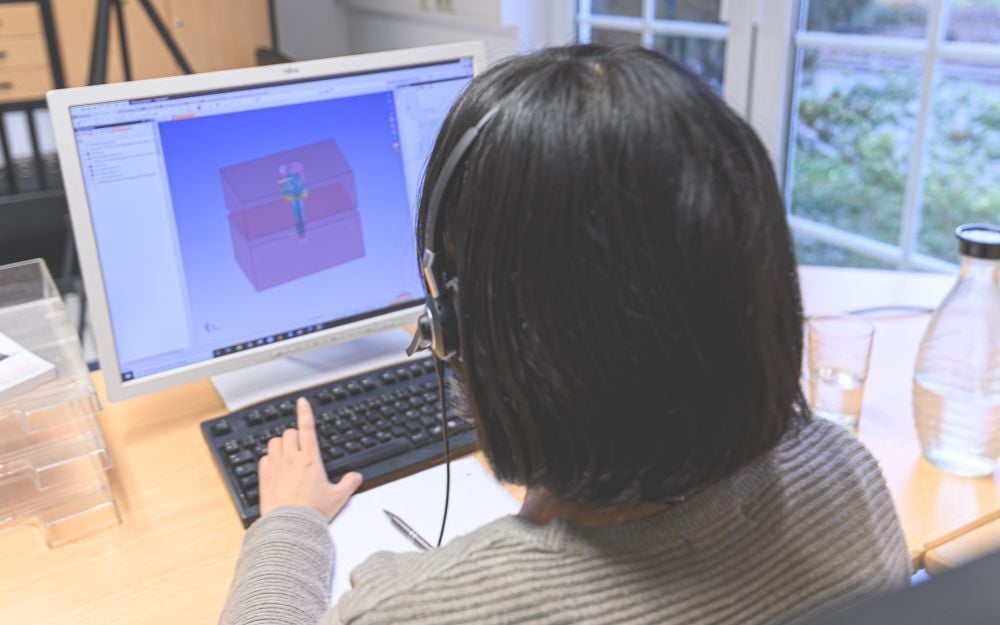 Ayumi Hagiwara sitzt am PC im Büro.