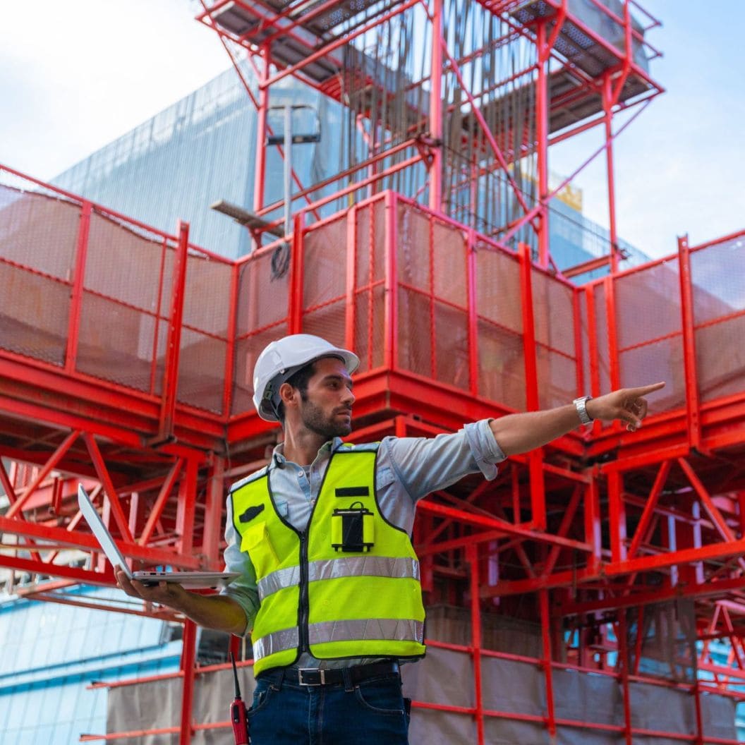 Ingenieur zeigt etwas auf der Baustelle.