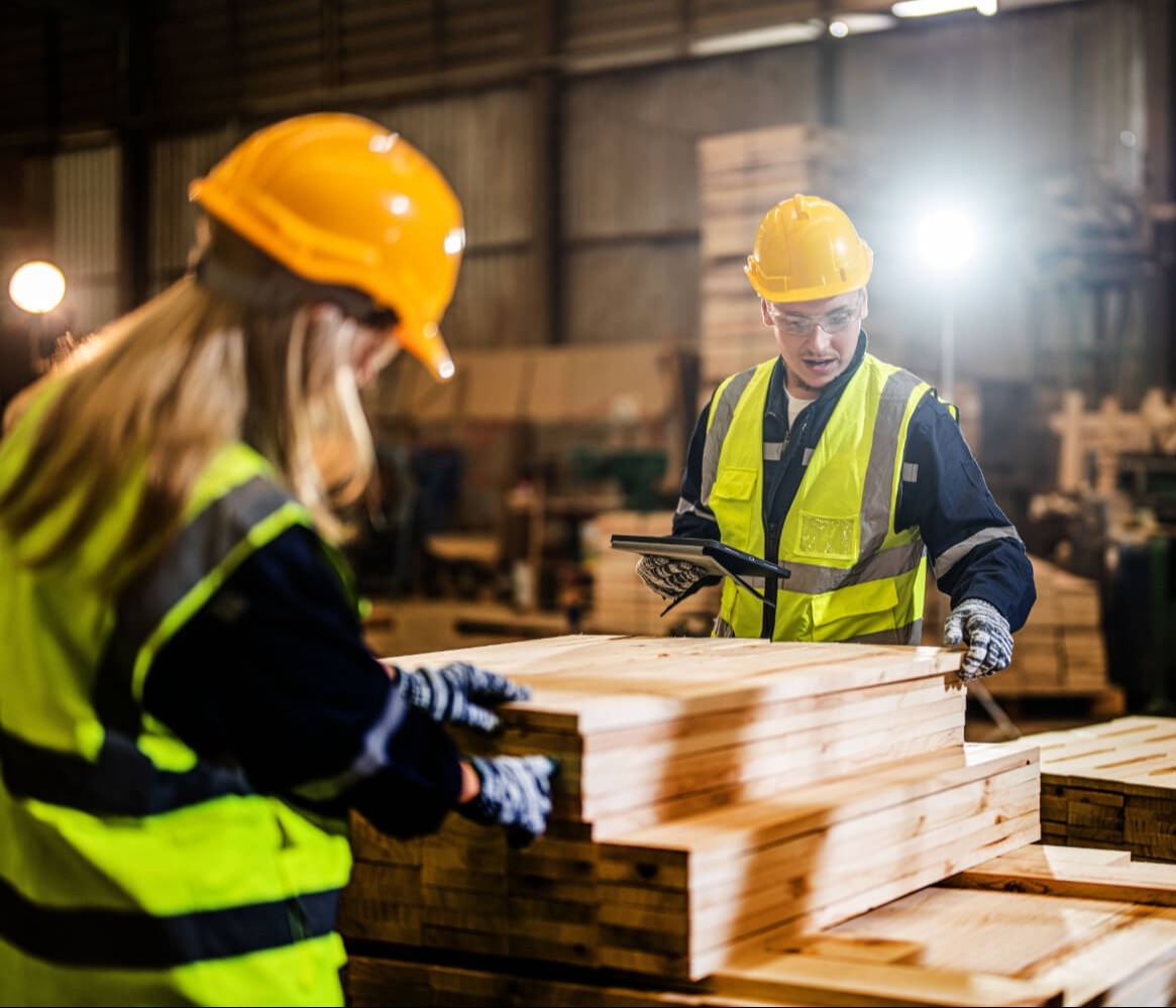 2 Arbeiter kontrollieren Holzeleisten.