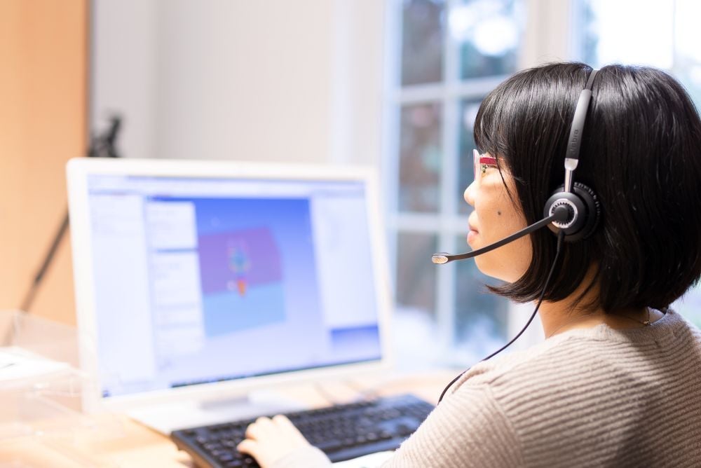 Ayumi mit Headset am PC.