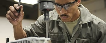 Zerspanungsmechaniker bei der Arbeit.