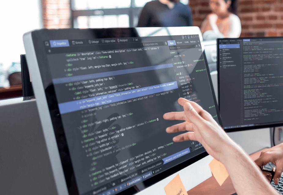 Person zeigt auf Programmiercode.
