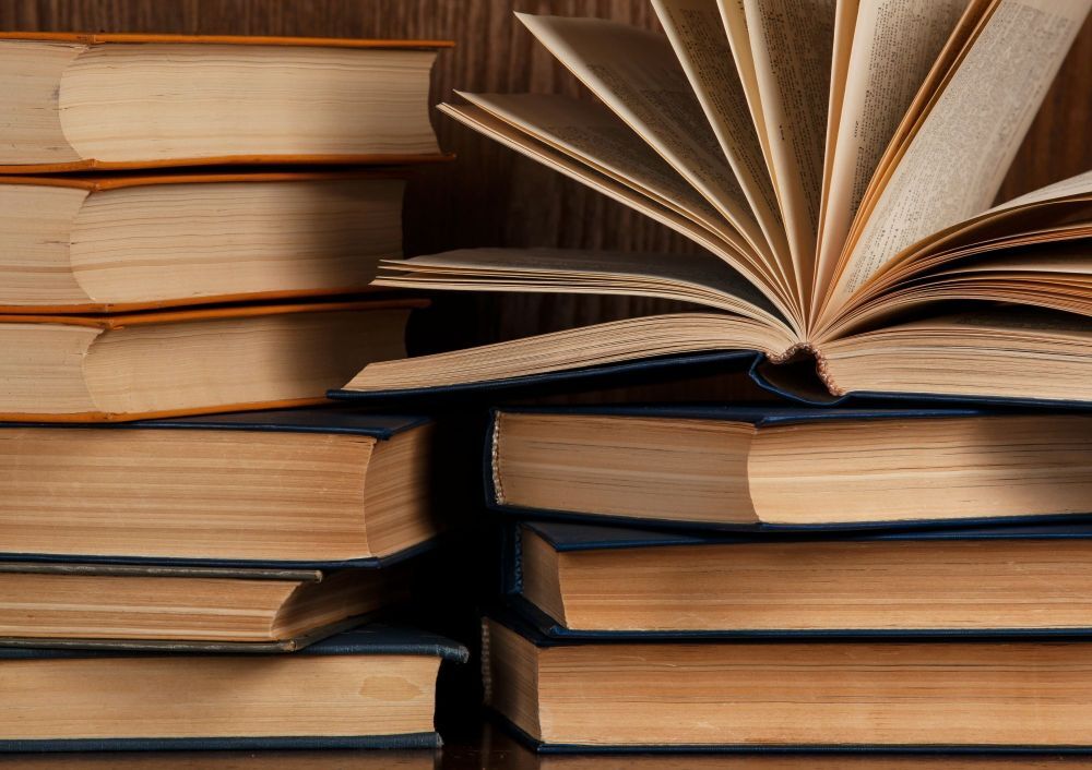 Ein alter Bücherstapel.