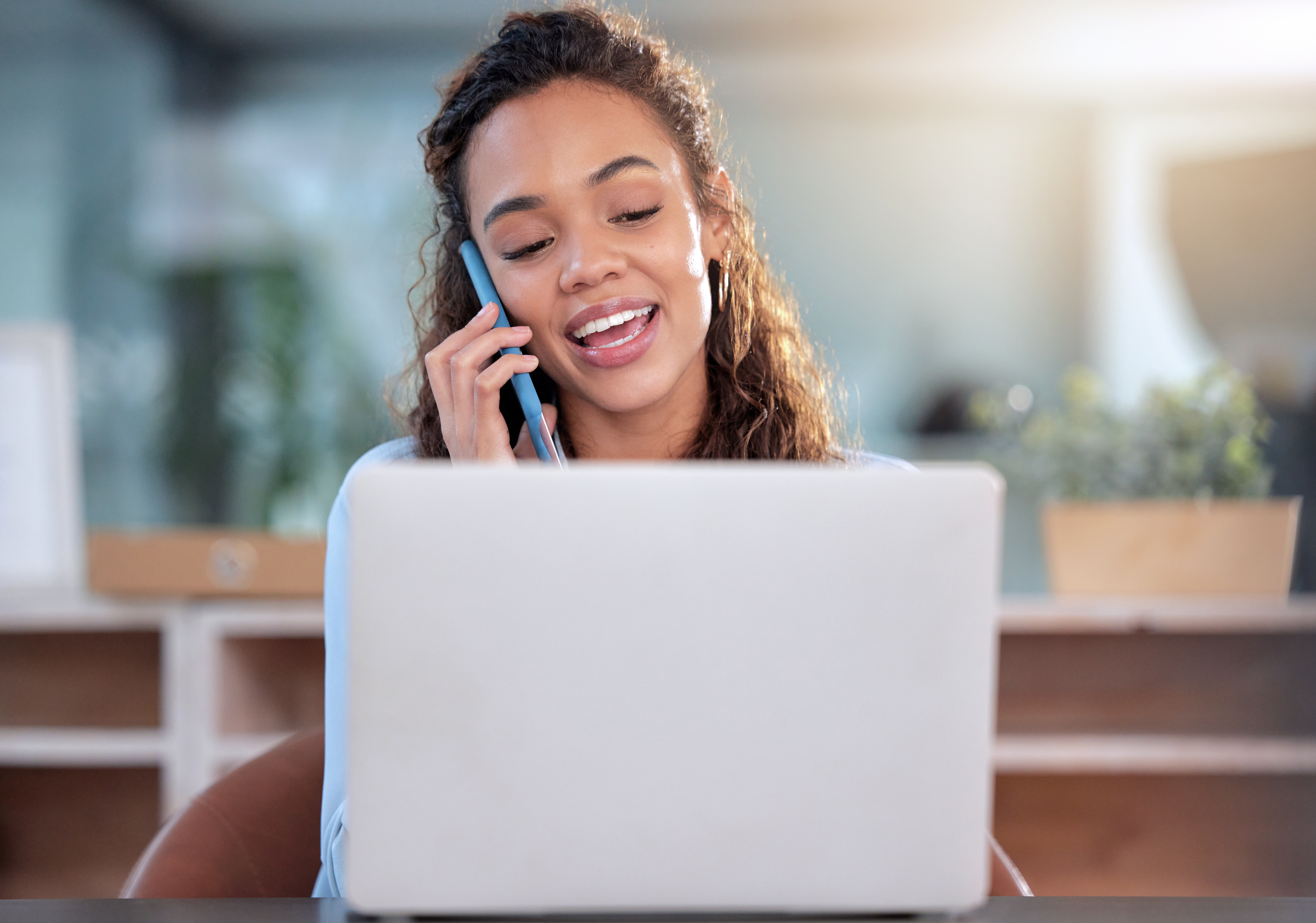 frau telefoniert am Handy